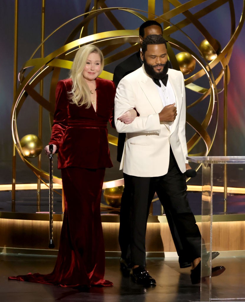 Egész Hollywood állva tapsolta Christina Applegate-et, aki könnyeivel küszködött az Emmy-díjátadó színpadán.