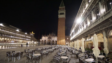 Protestacyjna kolacja o 5 rano w piżamach i szlafrokach w Wenecji