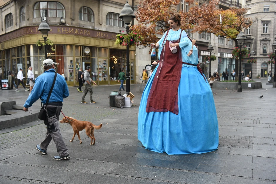 Posle redovnog posla, nastavljaju onaj drugi, kućni, neplaćeni, a vredniji i važniji od bilo kog drugog, a toga mnogi nisu svesni