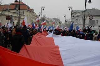 Manifestujący zmierzają przed Sejm