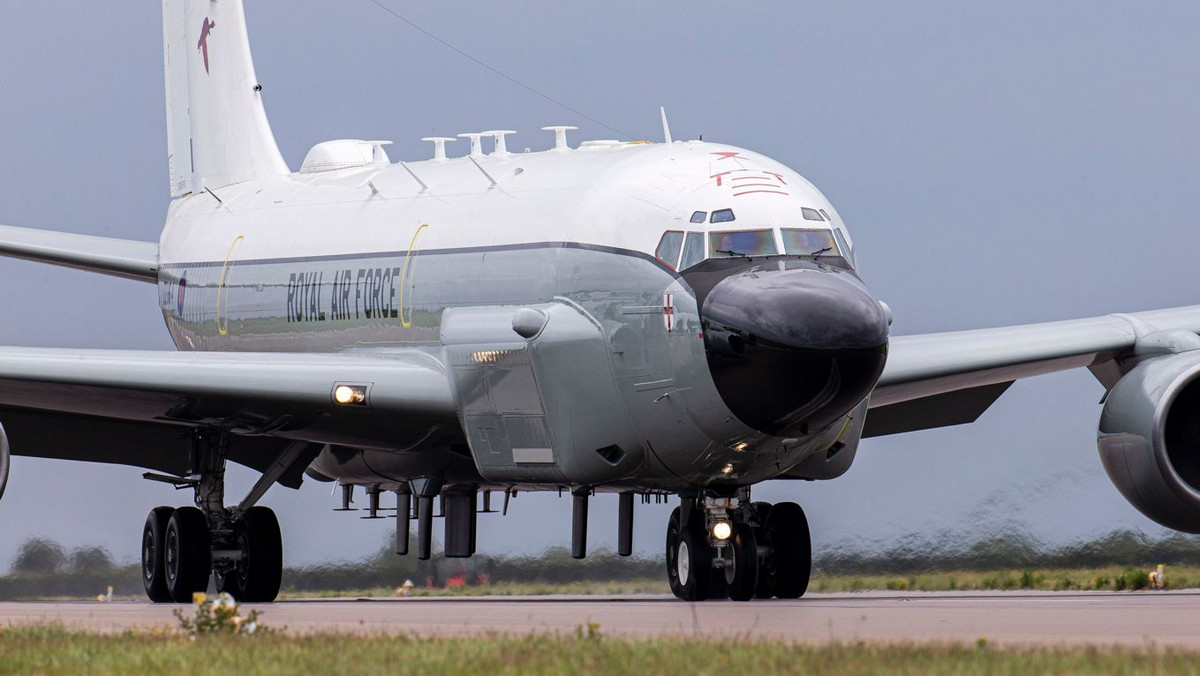 Brytyjski minister obrony Ben Wallace poinformował Izbę Gmin, że rosyjski myśliwiec Su-27 wystrzelił pocisk rakietowy "w pobliżu" samolotu zwiadowczego Boeing RC-135 po tym, jak był śledzony. Do incydentu doszło w międzynarodowej przestrzeni powietrznej nad Morzem Czarnym. — Nie uważamy tego za celową eskalację przez Rosjan — dodał.