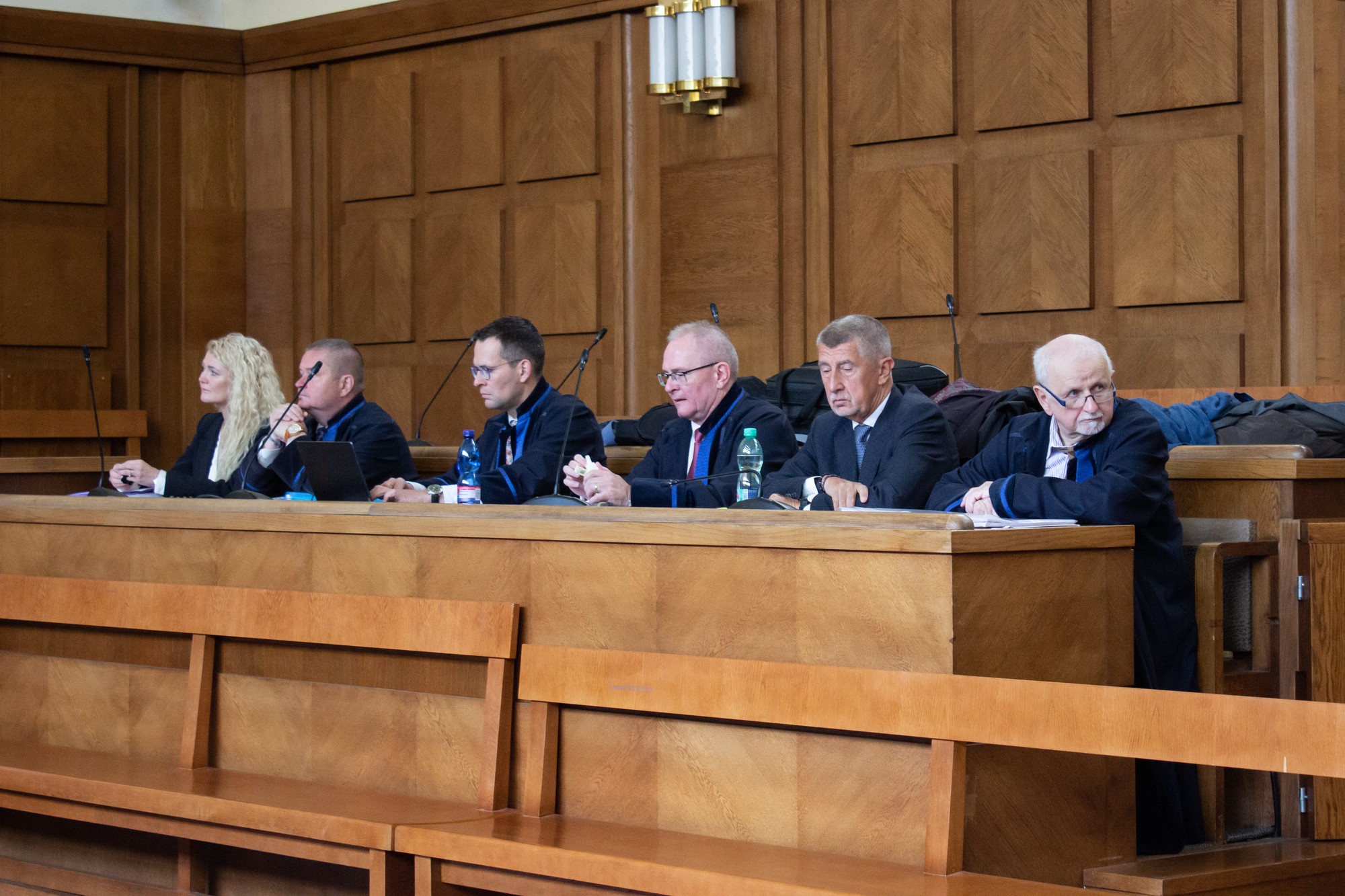 Na snímke (zľava) bývalá manažérka holdingu Agrofert a súčasná česká europoslankyňa za hnutie ANO Jana Nagyová, jej advokát Josef Bartončík, advokáti Richard Schmidt a Michael Bartončík, český expremiér a predseda hnutia ANO Andrej Babiš a jeho tretí advokát Eduard Bruna sa pripravujú na začiatok pojednávania v kauze Čapí hnízdo na Vrchnom súde v Prahe.