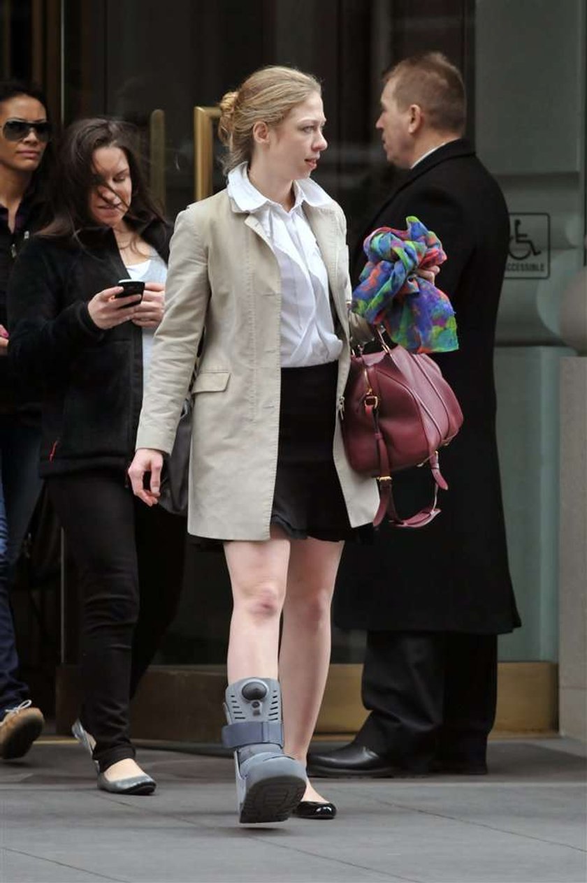 Chelsea Clinton w bucie ortopedycznym