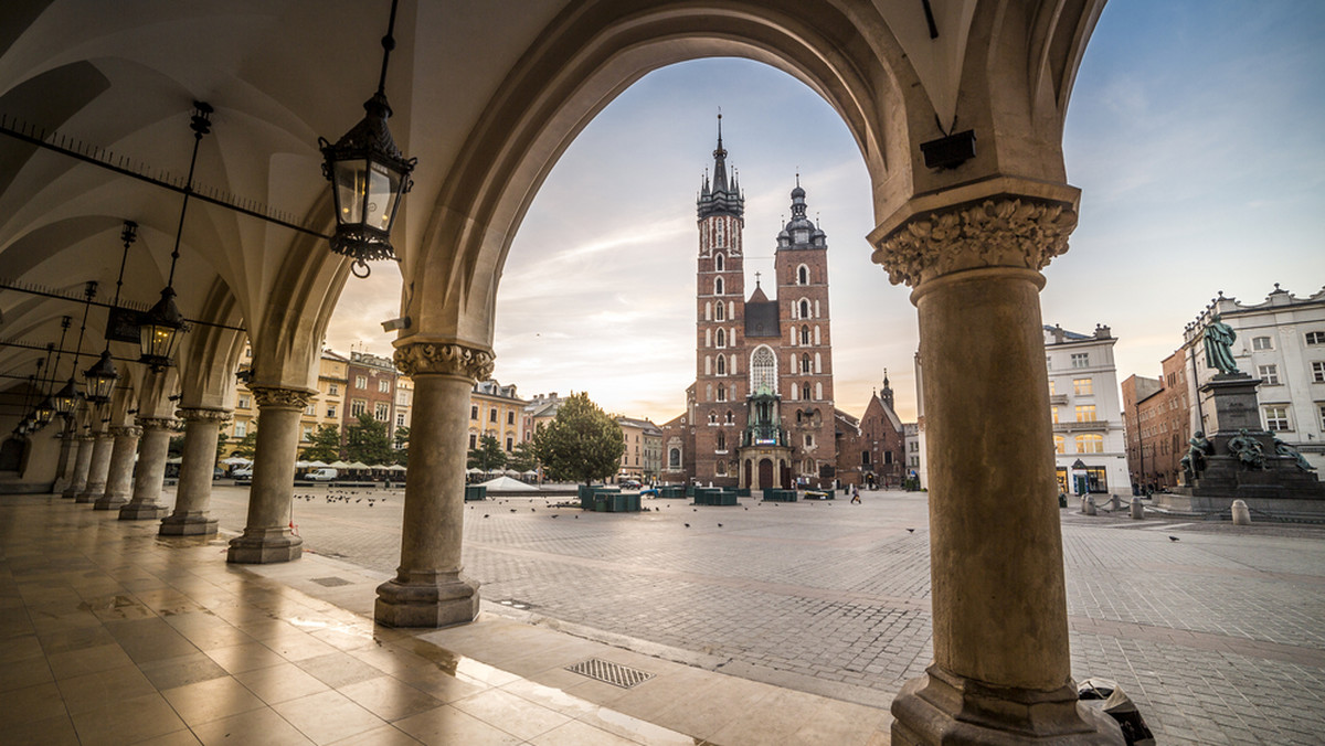 Kraków: Rajstopy z kościołem Mariackim. Sprawa w kurii - Wiadomości