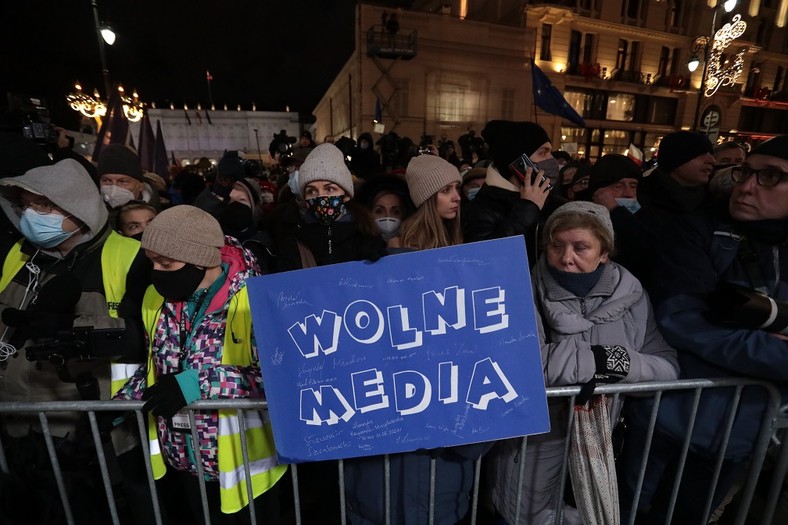 19.12.2021 Warszawa , ulica Krakowskie Przedmiescie . Przed Palacem Prezydenckim . Pikieta przeciwko ustawie '' lex TVN ''. Protestujacy domagaja sie , aby prezydent Andrzej Duda nie podpisal ustawy . Fot. Slawomir Kaminski / Agencja Wyborcza.pl