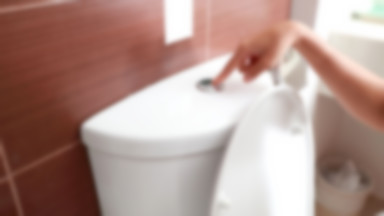 10 zaskakujących rzeczy, których lepiej nie wrzucać do toalety. Skutki mogą być poważne