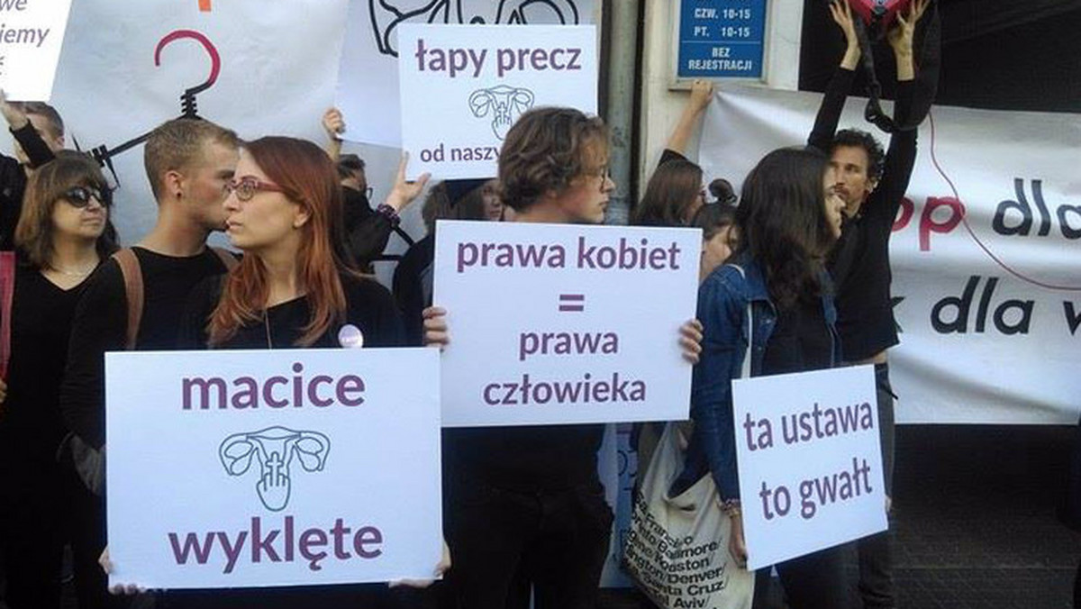 Inicjatywa społeczna "W naszej sprawie" powstała kilka miesięcy temu w Poznaniu. Skupia kobiety o różnych wyznaniach i poglądach, nawet tych dotyczących aborcji. - Wiele z nas uważa, że prawo aborcyjne powinno być zliberalizowane, jednak nie wszystkie. Jednego jesteśmy jednak pewne - prawo aborcyjne nie powinno wyglądać tak, jak proponuje Ordo Iuris - podkreślają w rozmowie z Onetem.