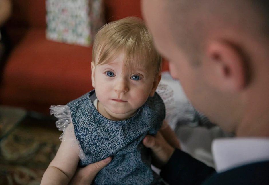 Helena u tatinom naručju