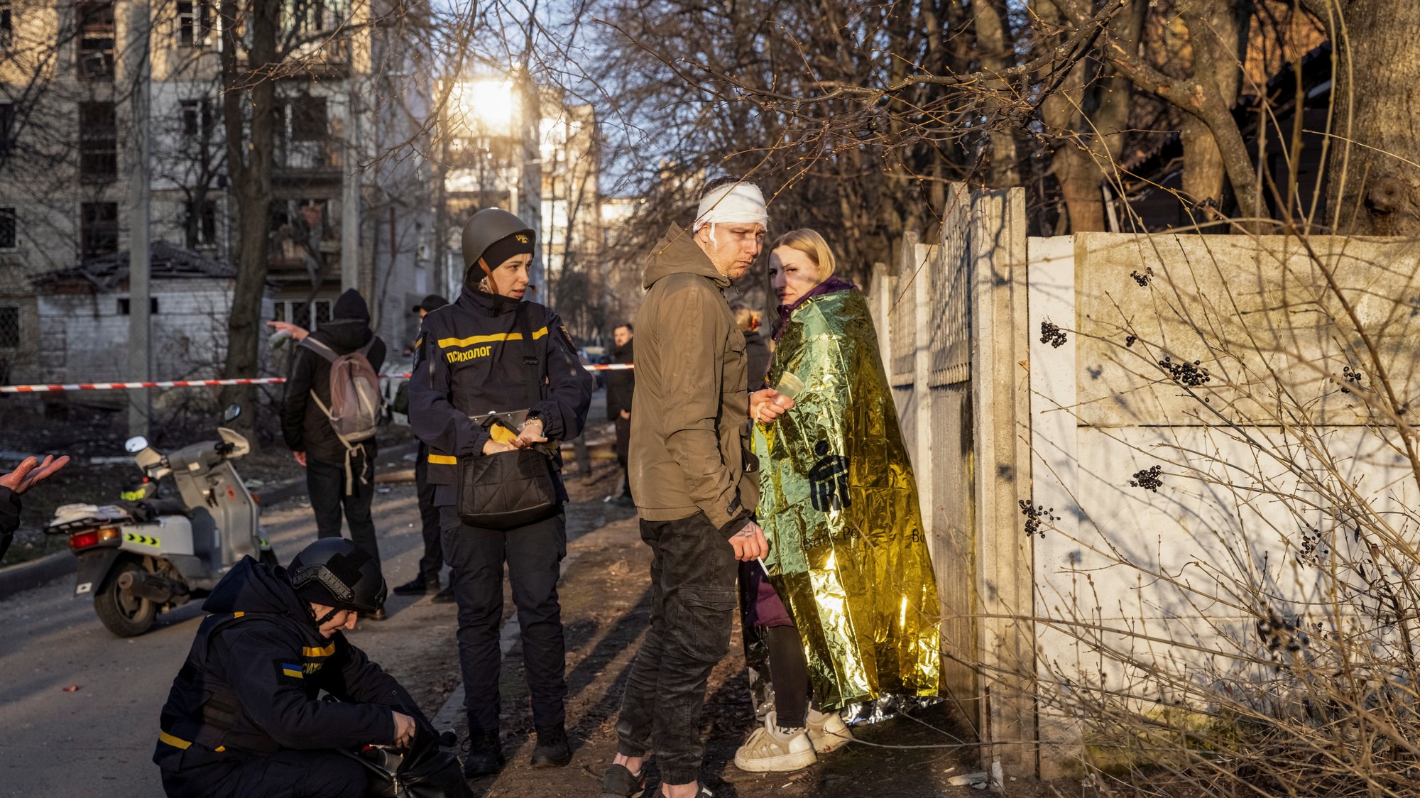 Zranení civilisti po ruskom útoku na Charkov. Rusi Charkov ostreľujú doslova každý deň.