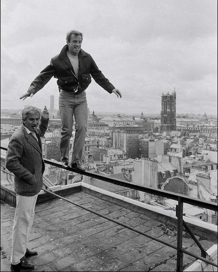 Belmondo sa bratom Alanom, dok testira ravnotežu na setu još jednog njegovog akcionog hita Marginalac iz 1983. | Foto: Getty Images