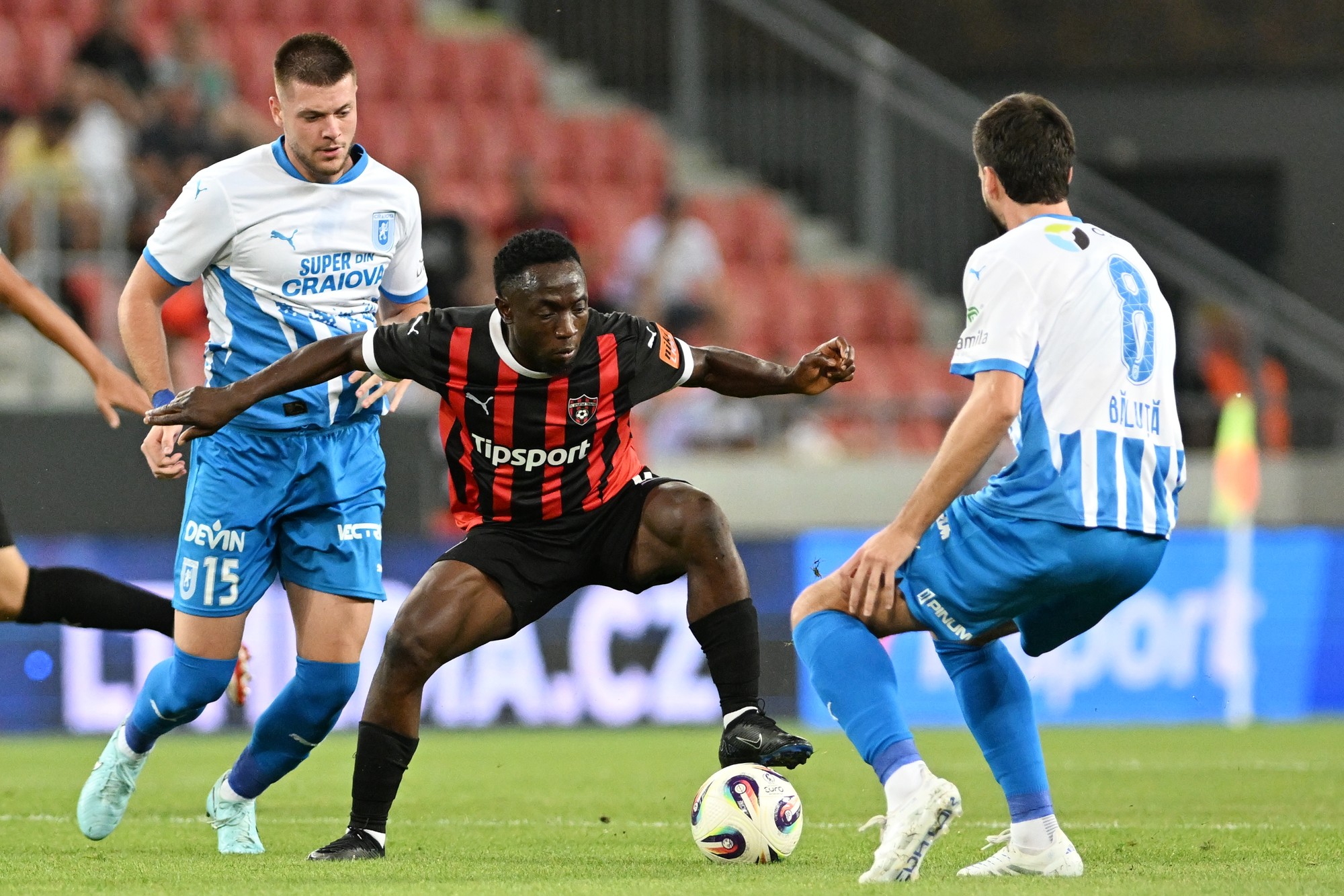 Zľava hráč Juraj Badelj z Universitatea Craiova, futbalista Trnavy Philip Azango a Tudor Baluta z Universitatea Craiova. 