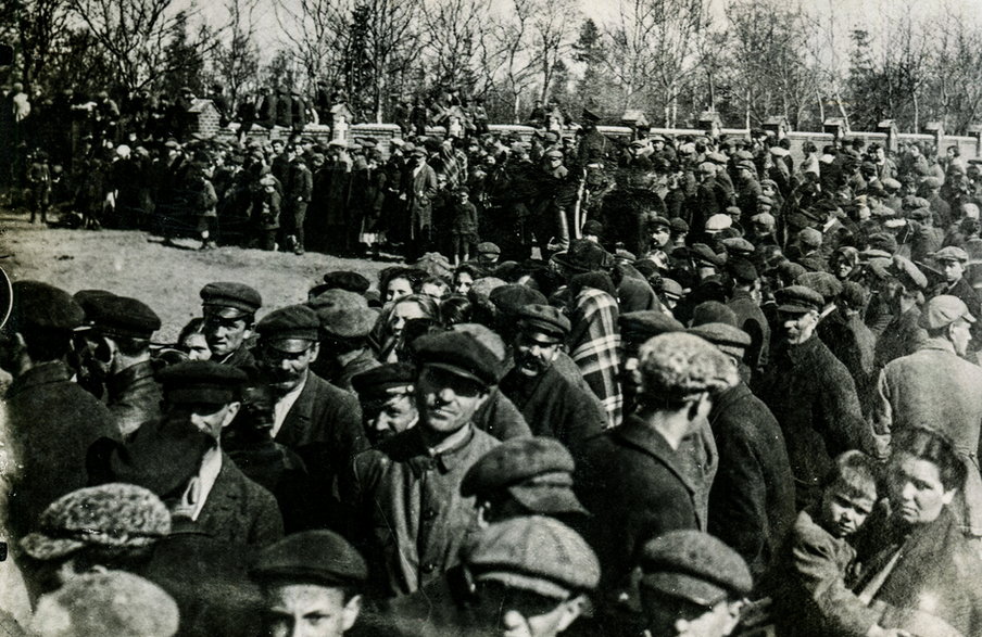 Ostatnia obława na Krwawego Popielarza i tłum gapiów obserwujący kolejne próby zdobycia twierdzy bandyty, fot. Muzeum Mazowsza Zachodniego w Żyrardowie