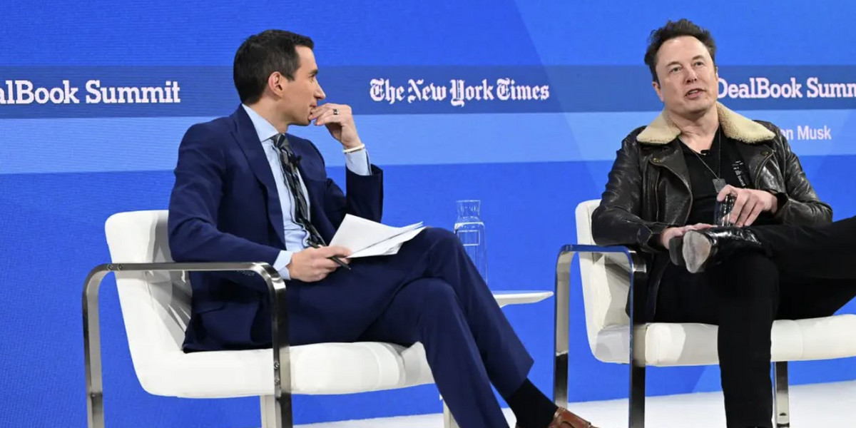 Od lewej do prawej: Andrew Ross Sorkin i Elon Musk przemawiają na scenie podczas The New York Times DealBook Summit 2023