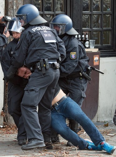 Kibice SV Darmstadt i Eintrachtu Frankfurt bili się z policją