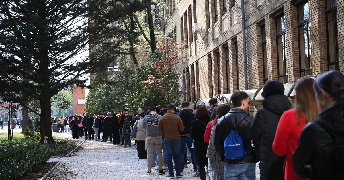 Wybory na Węgrzech. Tłumy w lokalach i kolejki w Budapeszcie