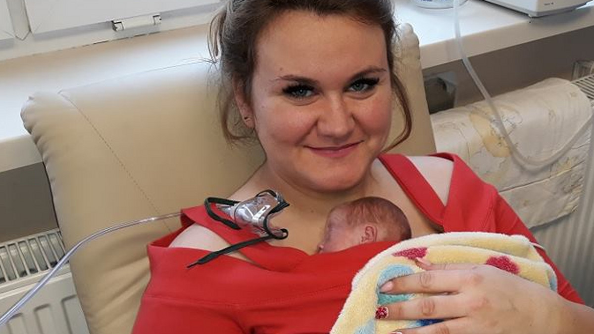 Uśmiechnięta mama przytula maleństwo - to Oliwka, która urodziła się w 27. tygodniu ciąży. Ważyła wtedy zaledwie 820 gramów. Dziś udało się jej przekroczyć kilogram. "Oliwka i jej mama wiedzą, że bez sprzętu od Wielkiej Orkiestry Świątecznej Pomocy ratowanie takich szkrabów byłoby dużo trudniejsze" - piszą pracownicy Szpitala Uniwersyteckiego w Zielonej Górze.