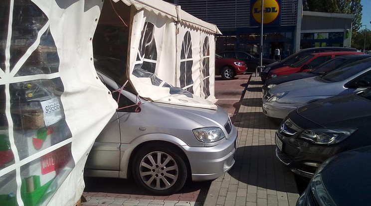 Sátrat építettek egy parkoló autó köré, mert a jármű tulajdonosa nem ment időben a kocsiért / Fotó: Facebook