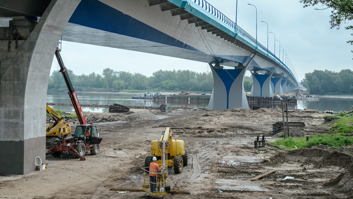 Most w Kamieniu, który ma połączyć województwo mazowieckie i lubelskie jest już gotowy i trwają jego odbiory. Zanim kierowcy skorzystają z obiektu minie sporo czasu – po stronie mazowieckiej brakuje bowiem zjazdów. Magazyn „Polska i świat” informuje, że winne zamieszania są między innymi chomiki.