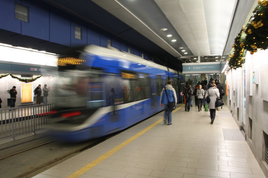 Krakowski Szybki Tramwaj. Skład odjeżdża z podziemnej stacji Dworzec Główny