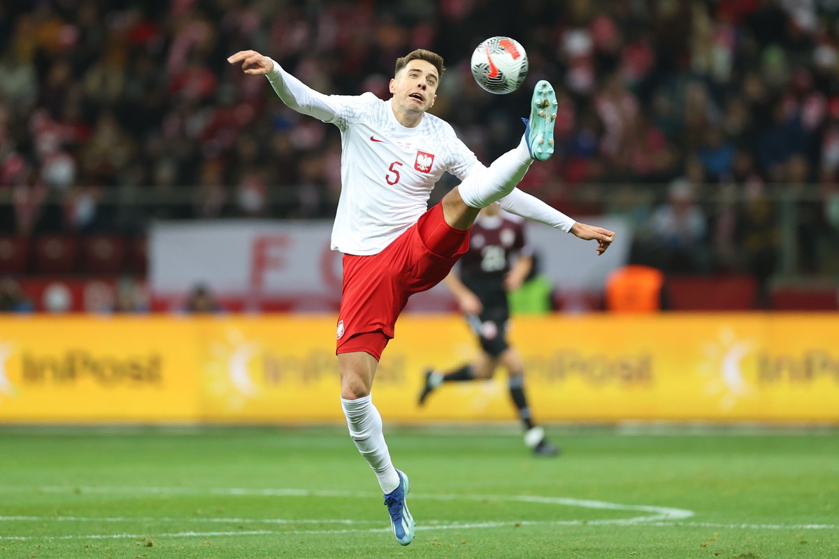 Jan Bednarek podczas meczu towarzyskiego z Łotwą w Warszawie. Biało-czerwoni nie zachwycili swoją grą, ale tym razem wygrali