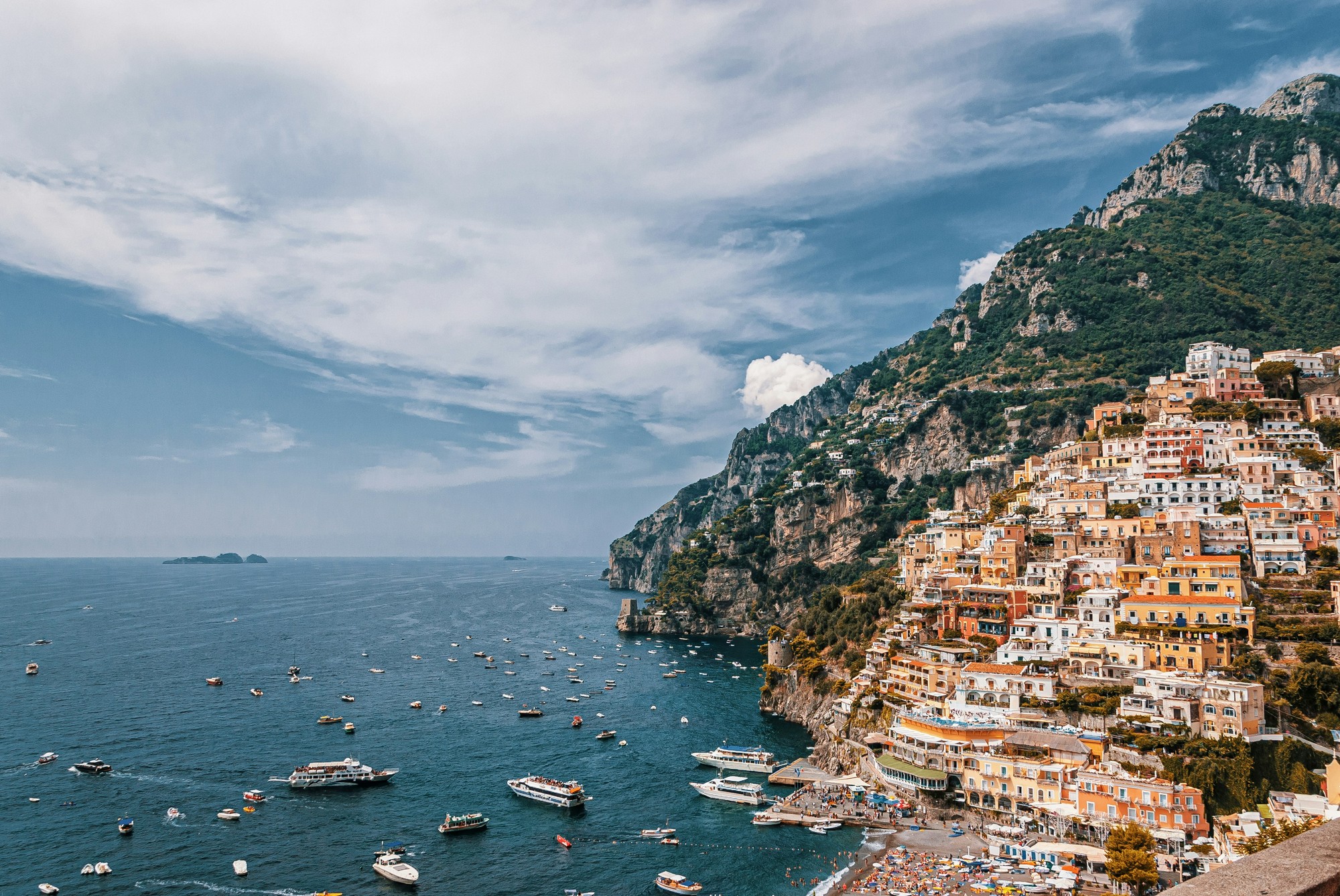 Positano je jedným z najmalebnejších miest Amalfského pobrežia, známym farebnými domami na strmom svahu.