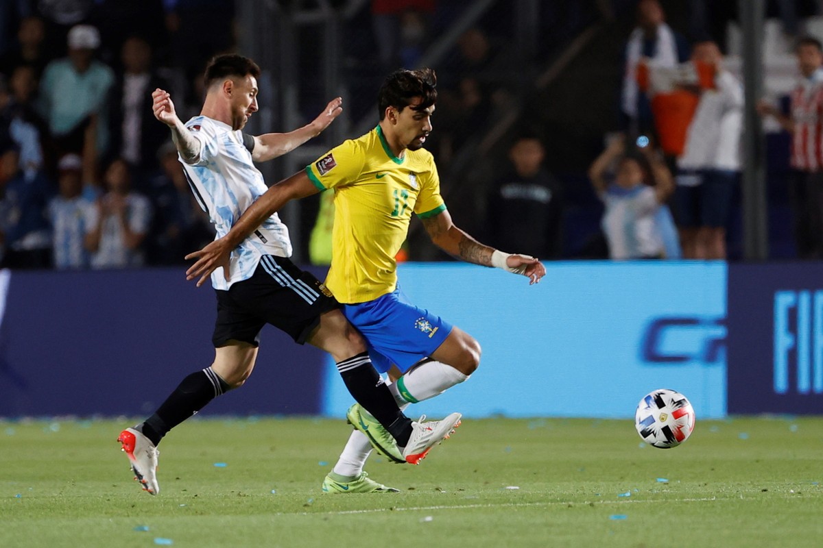 Argentyńczyk Lionel Messi (L) w starciu z Brazylijczykiem Lucasem Paquetą (P)