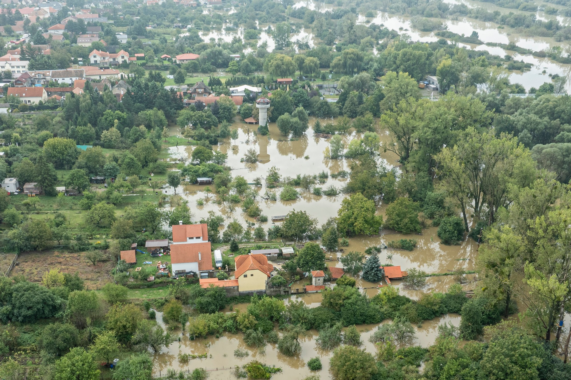 Na snímke z dronu zaplavené pozemky a domy  riekou Morava pri Devínskej Novej Vsi v Bratislave 17. septembra 2024.