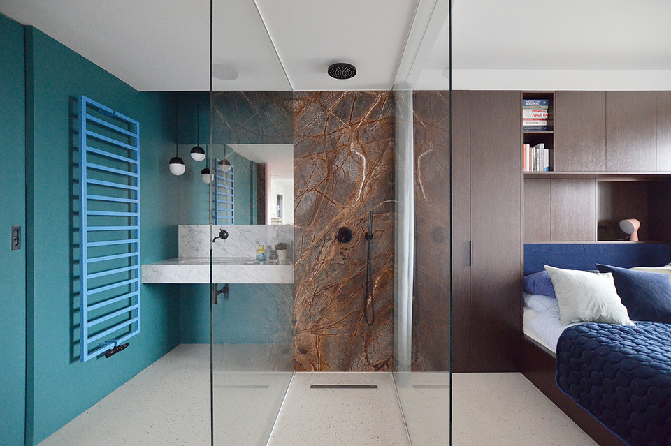 Szklane ściany dodają wnętrzom lekkości, doświetlając jednocześnie kabinę prysznicową i łazienkę.
