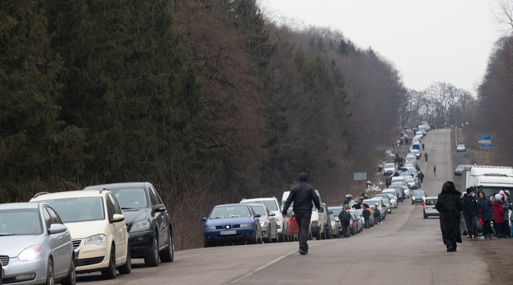 Több órás várakozásra kell számítani az érintett határátkelőnél / Fotó: Zsolnai Péter