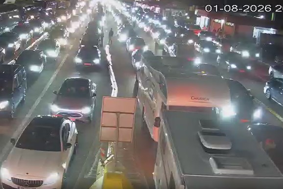 (FOTO) NOĆNI PAKAO NA GRANICAMA! Totalni kolaps i na ulazu i na izlazu iz Srbije, čeka se SATIMA, a evo na kom prelazu je NAJGORE