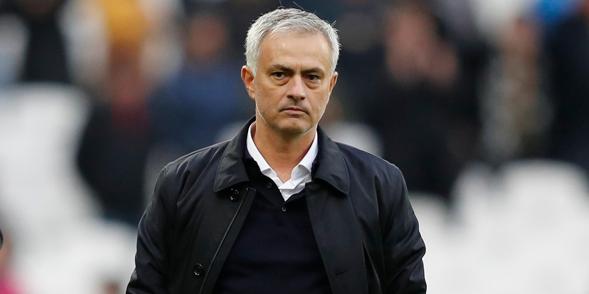 Jose Mourinho rozdaje żywność osobom starszym