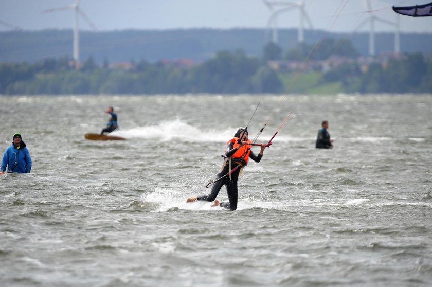 Anna Kalczyńska bierze lekcje kitesurfingu