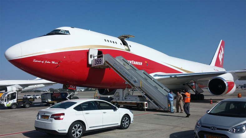 Boeing 747 Supertanker