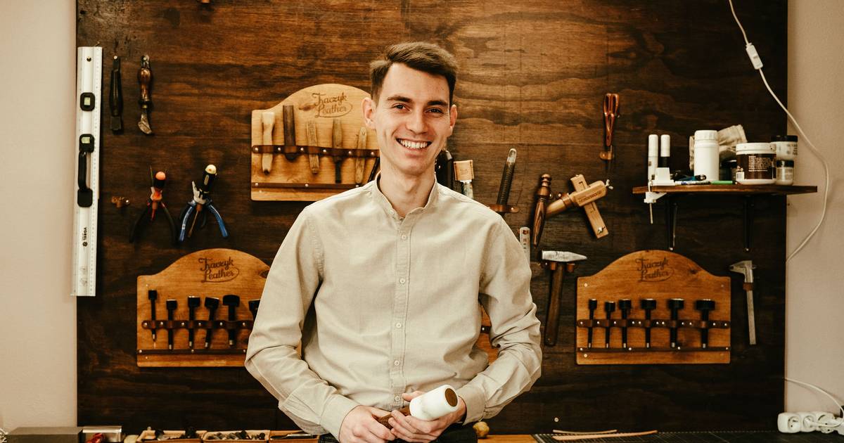 Patryk jest kaletnikiem. "W tym zawodzie można dziś dobrze zarobić"