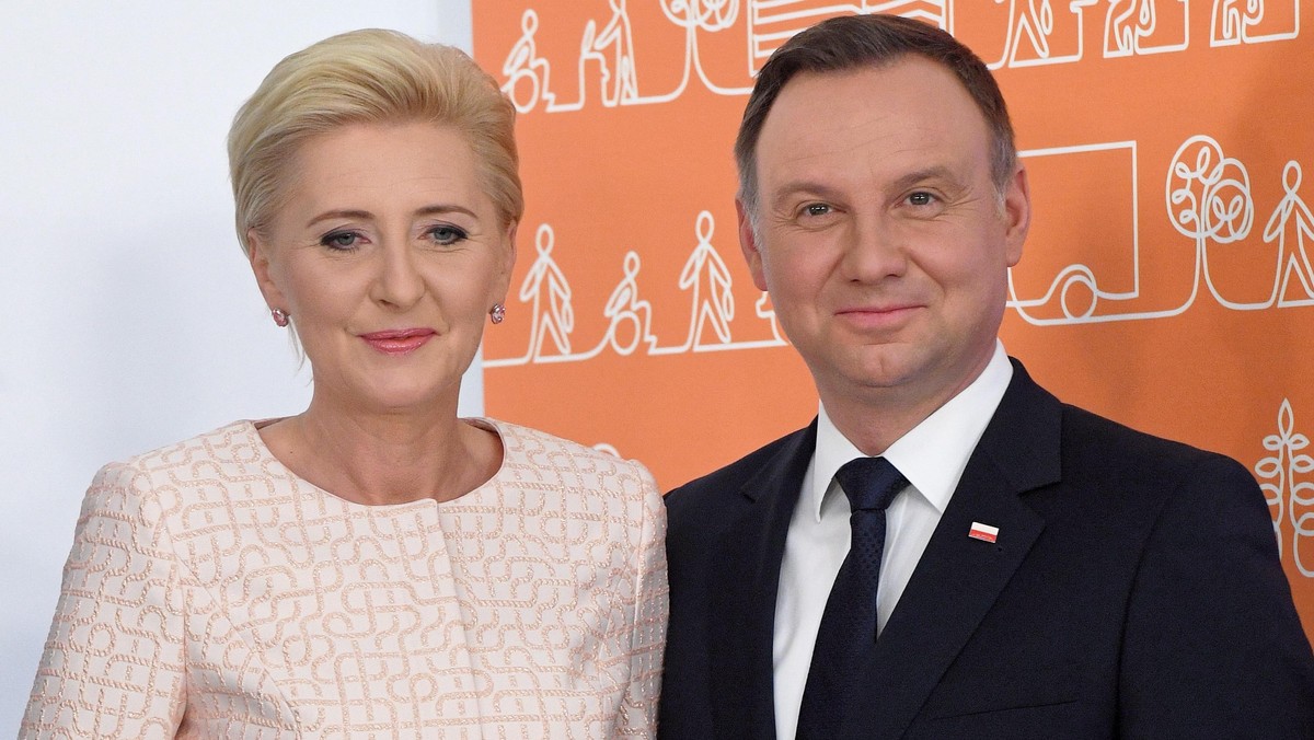 Państwo powinno towarzyszyć rodzinom w codziennej egzystencji, pomagać w rozwoju i realizacji planów, zapobiegać wykluczeniu – napisali prezydent Andrzej Duda i pierwsza dama Agata Kornhauser-Duda. Para prezydencka złożyła we wtorek życzenia z okazji Międzynarodowego Dnia Rodzin.