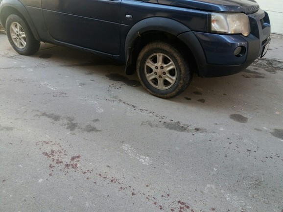 Tragovi krvi vode do džipa koji se nalazi ispred zgrade