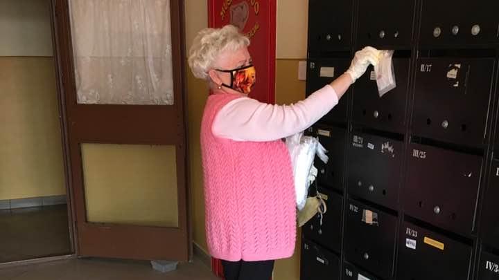 A Magyar Máltai Szeretetszolgálat nyíregyházi önkéntese maszkokat kézbesít