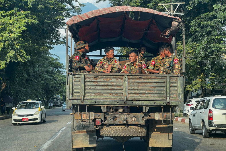 Członek wojska Mjanmy patrolujący na ciężarówce ulicę w Rangunie, 4 grudnia 2023 r.
