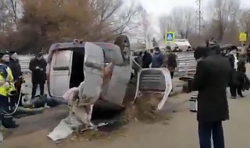 Auto wpadło do dziury, kierowca i pasażer ugotowali się żywcem