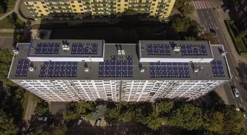 Wrocławska elektrownia słoneczna postawiona na dachach bloków