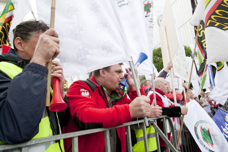 Sejm uchwalił tzw. reformę emerytalną, wydłużającą i stopniowo zrównującą wiek emerytalny kobiet i mężczyzn do 67 lat. Głosowanie było poprzedzone protestami. Jeden z nich, zorganizowany przez Solidarność, zakończył się blokadą Sejmu przez związkowców i utarczkami słownymi, w których wziął udział m.in. Stefan Niesiołowski i Ewa Stankiewicz.