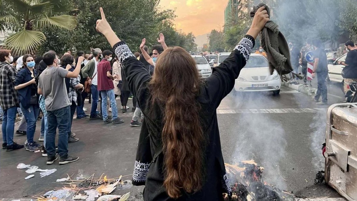 Mieszkańcy Teheranu protestują po tragicznej śmierci 22-letniej Mahsy Amini, która prawdopodobnie została pobita na śmierć przez policję obyczajową za niewłaściwe noszenie hidżabu, wrzesień 2022 r.