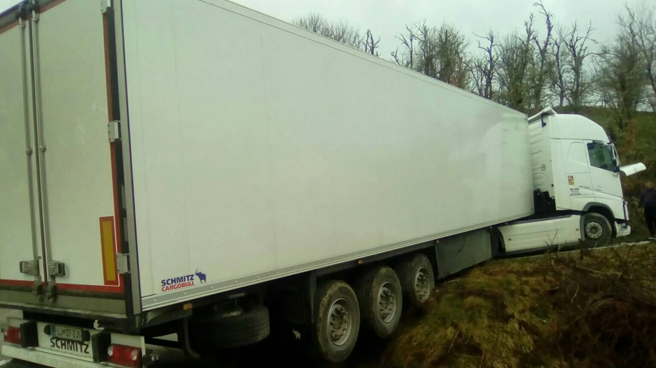 Nije mogao ni napred ni nazad: Kamion zarobljen u krivini kroz Radoševo