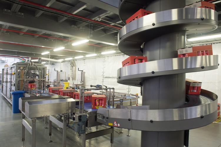 To już druga próba podbicia polskiego rynku przez koncern Kellogg's. Wcześniej firma chciała uruchomić produkcję płatków śniadaniowych. <br>

Na zdjęciu: Taśma produkcyjna w nowo otwartej fabryce chipsów Pringles w Kutnie. <br><br> (zuz) PAP/Grzegorz Michałowski