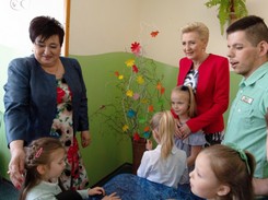 Odważne printy i czerwień: stylowa Agata Kornhauser-Duda wizytuje dom dziecka. FOTO