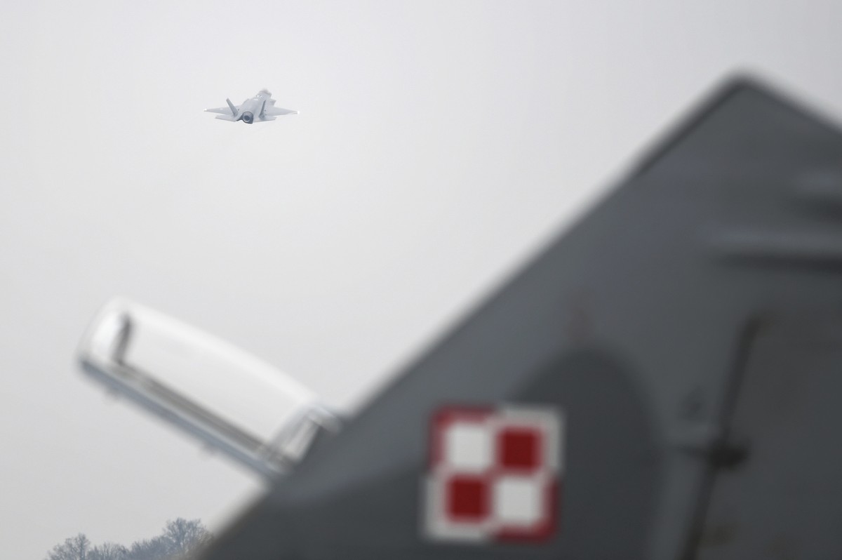 Myśliwiec F-35 (w tle)