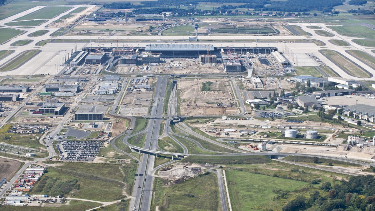 Międzynarodowy port lotniczy Berlin-Brandenburg rozpocznie działalność dopiero po przerwie wakacyjnej - powiedział we wtorek dyrektor lotniska Rainer Schwarz. Planowane na 3 czerwca otwarcie lotniska zostało przełożone z przyczyn technicznych.