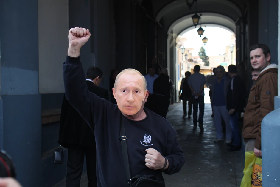 Čovek sa maskom Putina