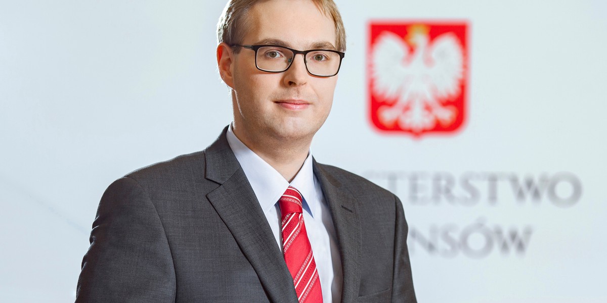 Wiceminister finansów Jan Sarnowski gwarantuje, że wpływy samorządów nie ucierpią na nowej ustawie podatkowej, bo rząd szykuje też inne ustawy, które zmienią zasady finansowania. Podatek liniowy ma być zastąpiony uatrakcyjnieniem rozliczenia w ryczałcie od przychodów ewidencjonowanych.