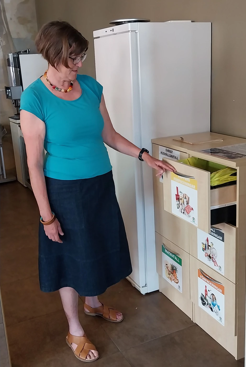 Kristina Birat pokazuje posude za separaciju otpada koje se koriste u Eskilstuni